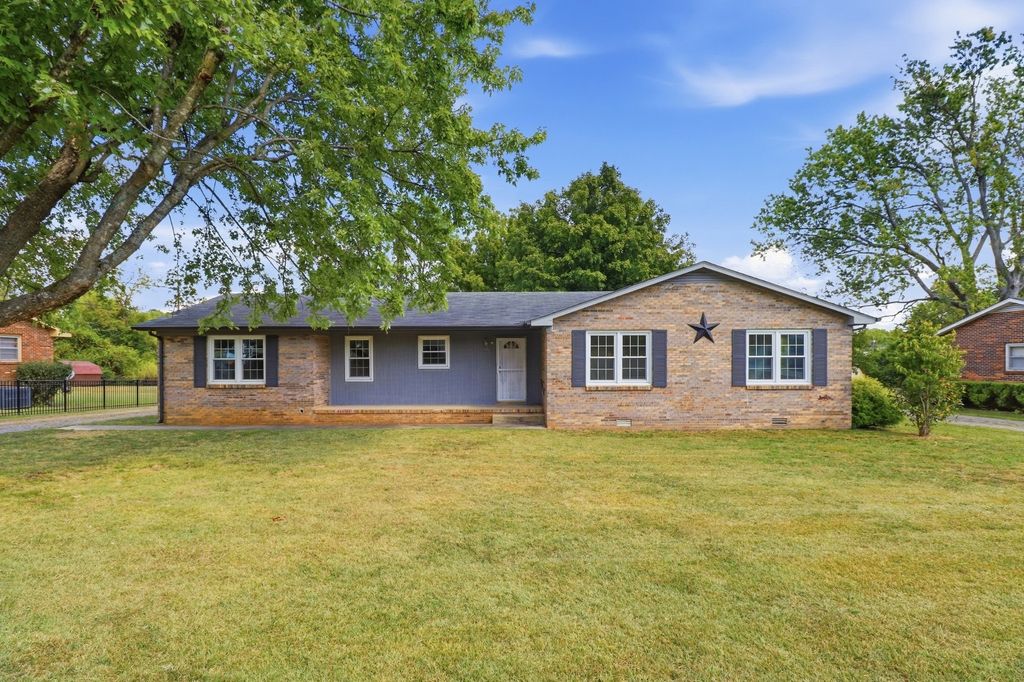 906 Mead Dr, Shelbyville