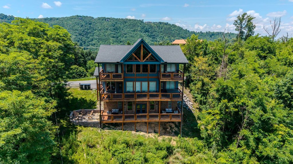 928 N Woodland Dr, Gatlinburg