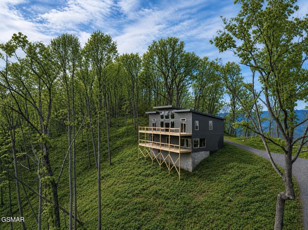 1995 Spurling Road, Sevierville