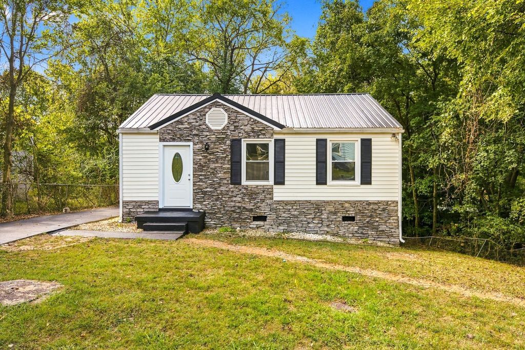1300 Sunnyview Dr, Clarksville