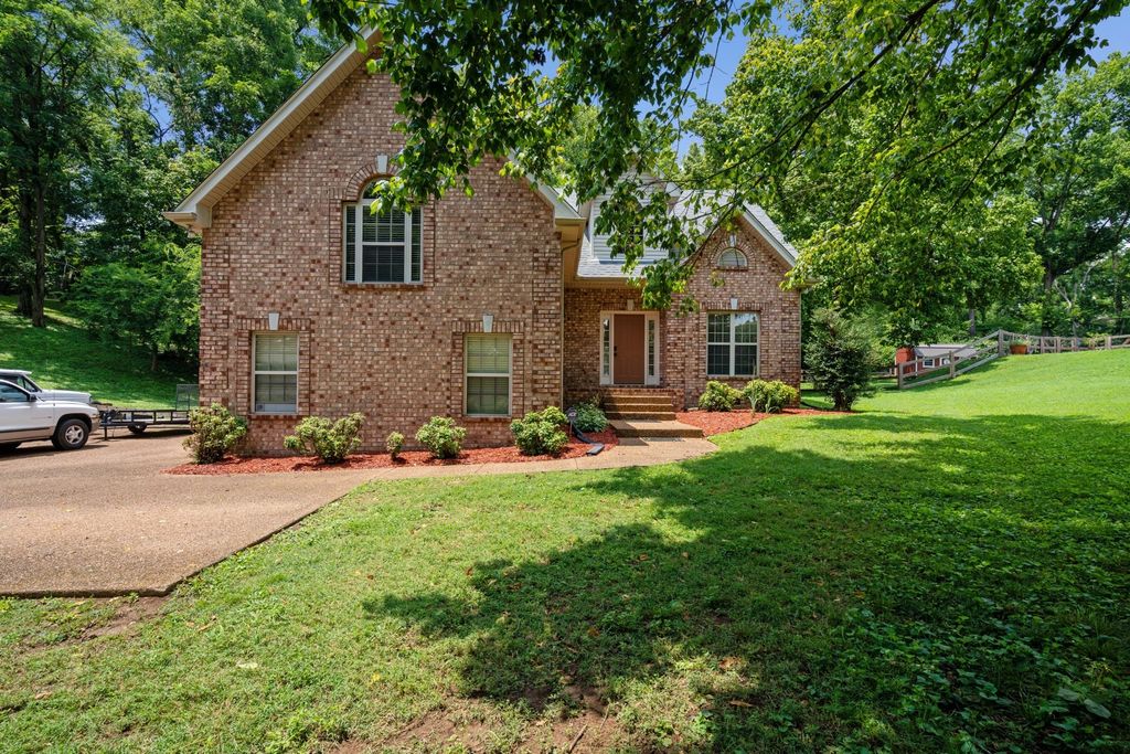 1011 Dickens Dr, Mount Juliet