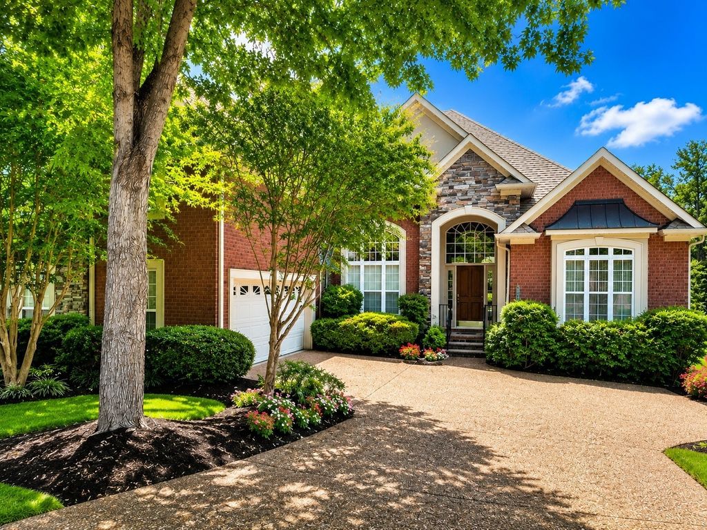 1002 Golf Club Ln E, Hendersonville