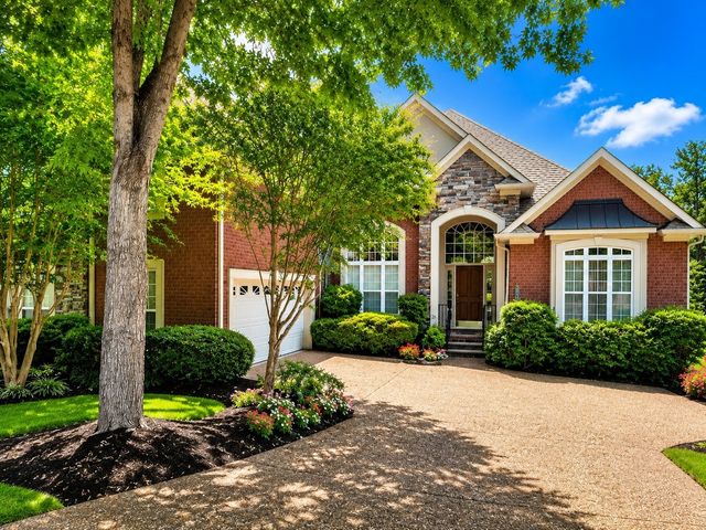 1002 Golf Club Ln E, Hendersonville