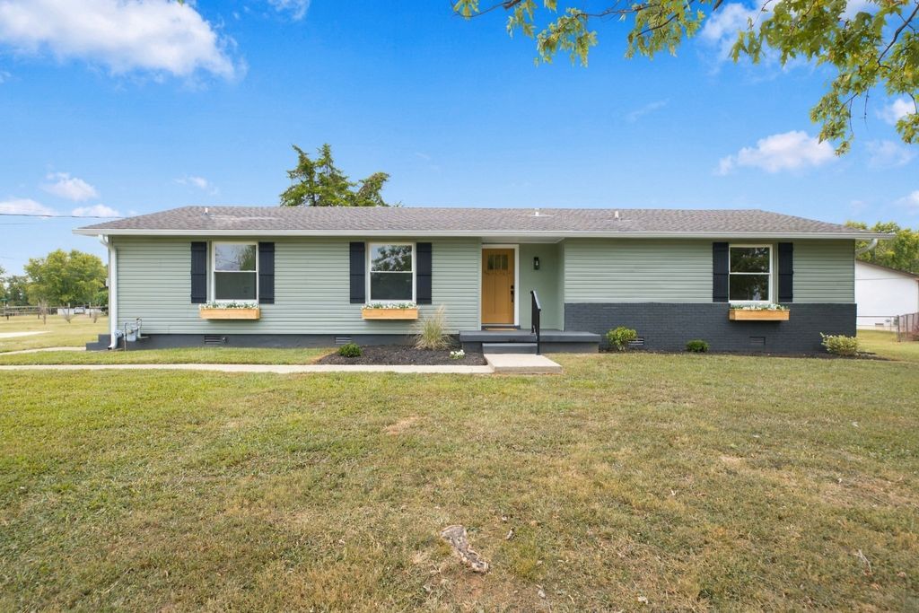 406 Pony Dr, Smyrna