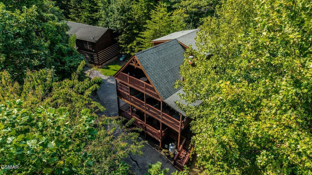 1124 Twin Oaks Road, Gatlinburg