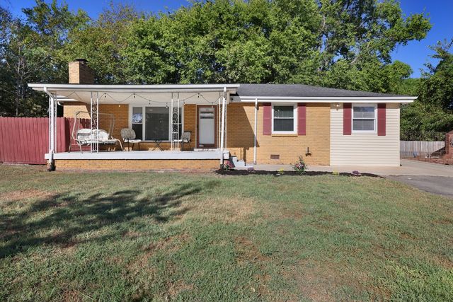 98 Curtiswood Dr, Hendersonville