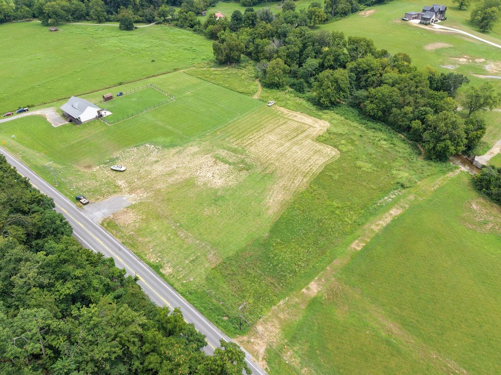 2646 New Hope Rd, Hendersonville