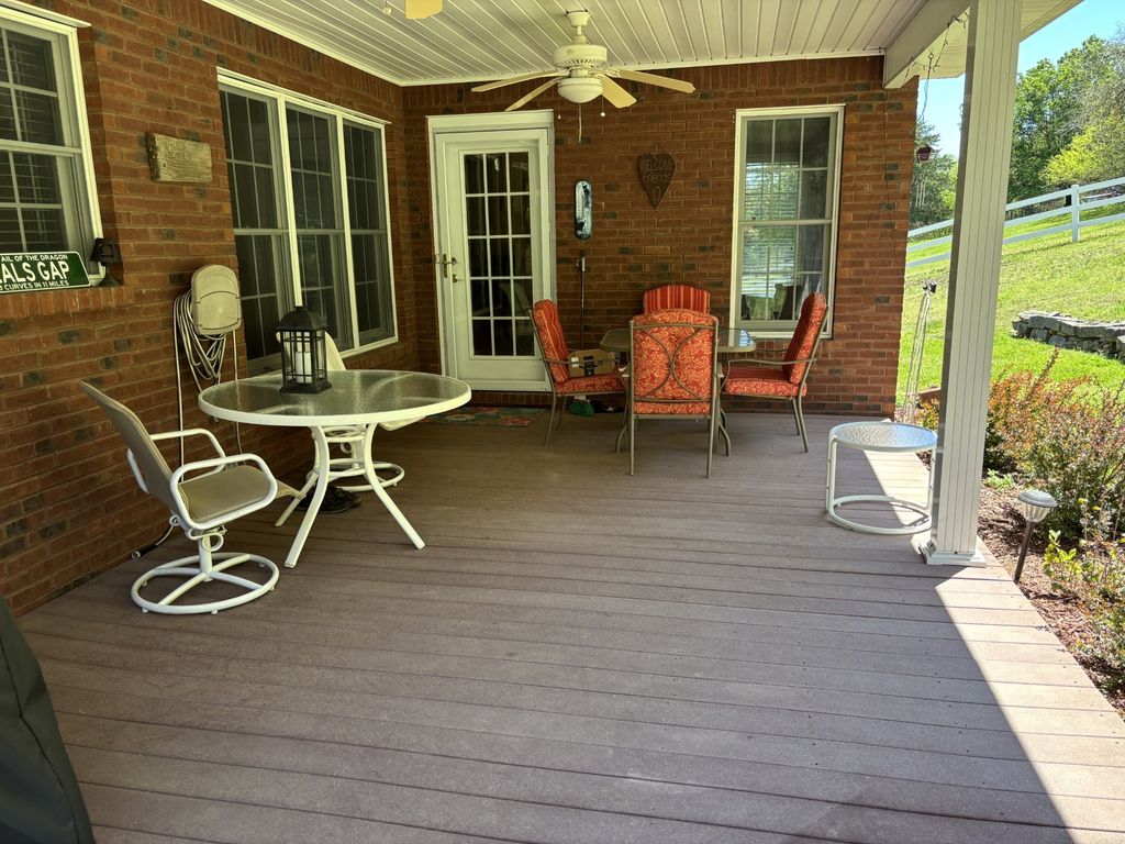 107 Brandon Ln, Woodbury