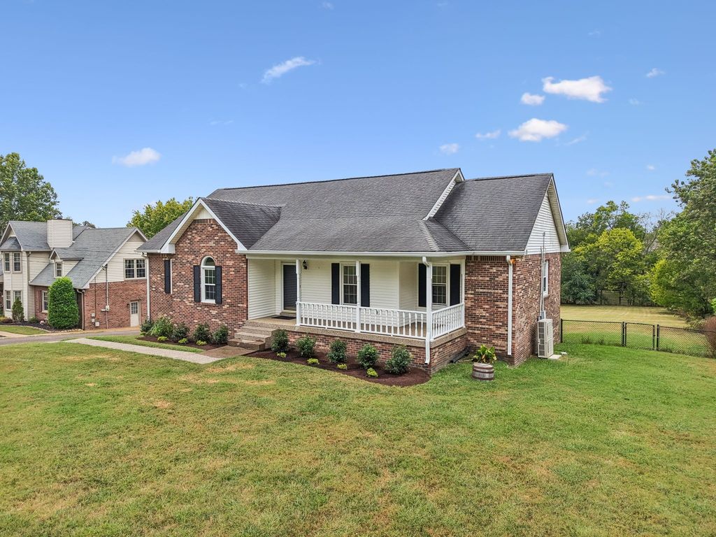 1017 Newmans Trl, Hendersonville