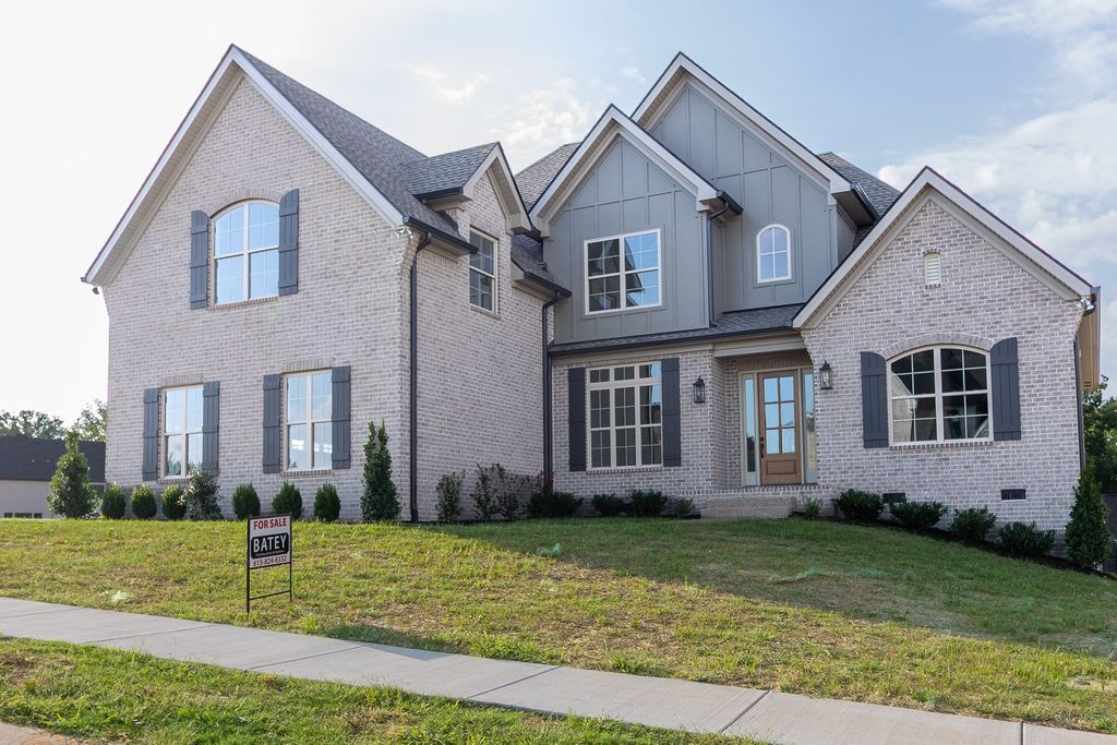 100 Kirkwall Court, Hendersonville