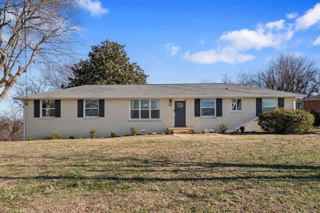 148 Colonial Dr, Hendersonville