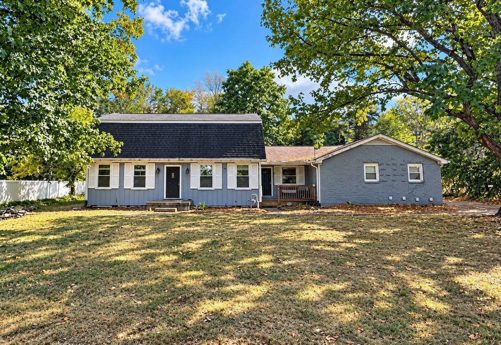 4059 Lake Pkwy, Hermitage