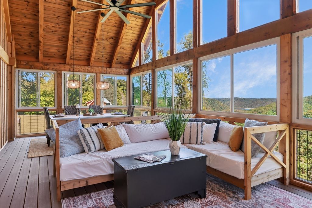 446 Oak Dr, Smithville