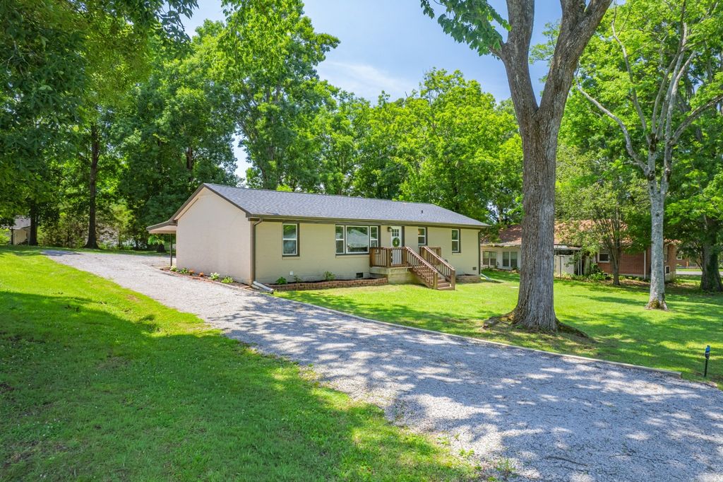 916 Battery Dr, Lewisburg