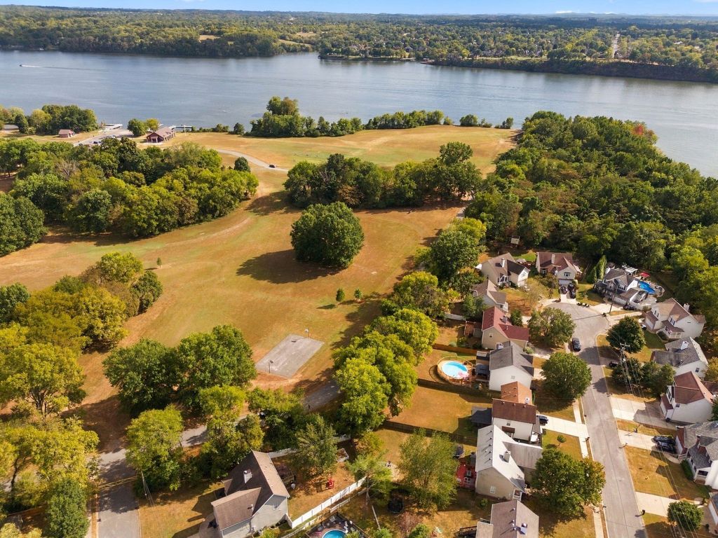 159 Waters Edge Ln, Hendersonville