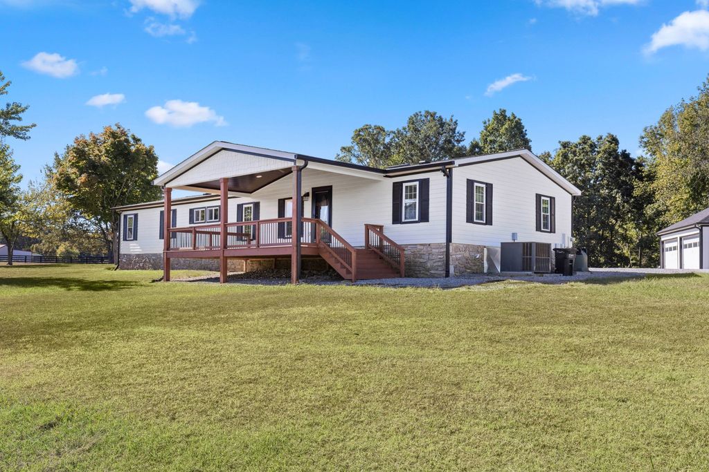 284 Paul Thompson Rd, Bethpage