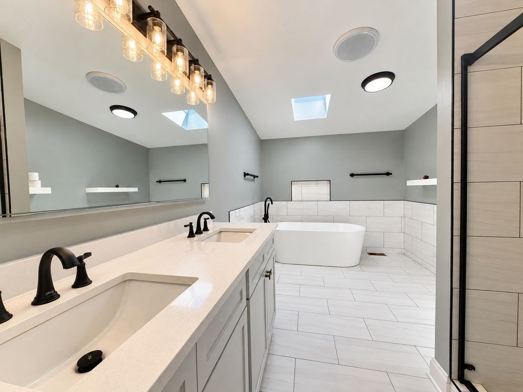 284 Paul Thompson Rd, Bethpage