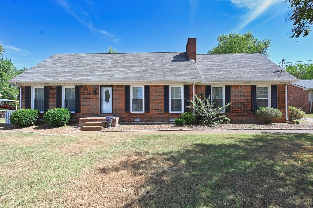 427 Walton Ferry Rd, Hendersonville