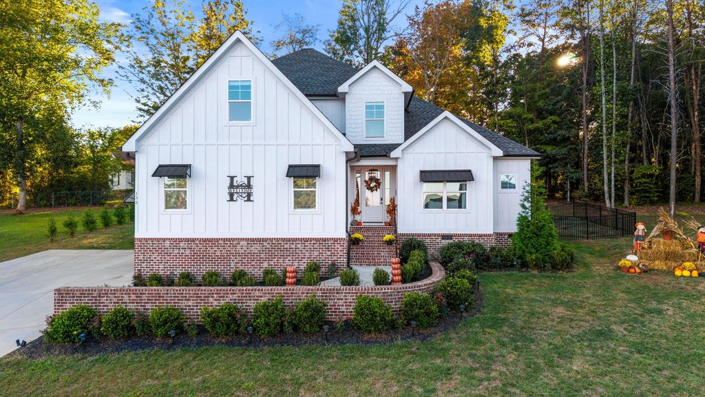 132 Opal Trl Nw, Cleveland