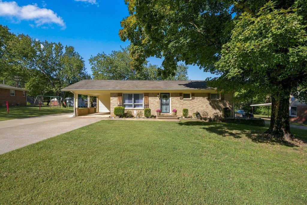204 Park Cir, Waverly