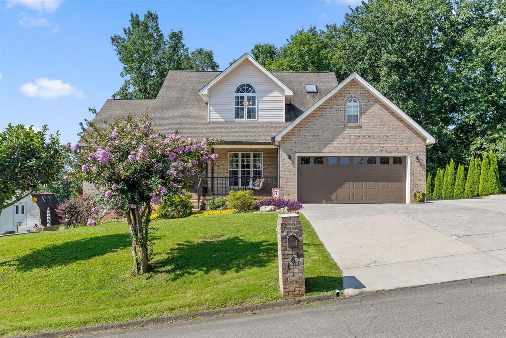 161 Ivy Way Nw, Cleveland
