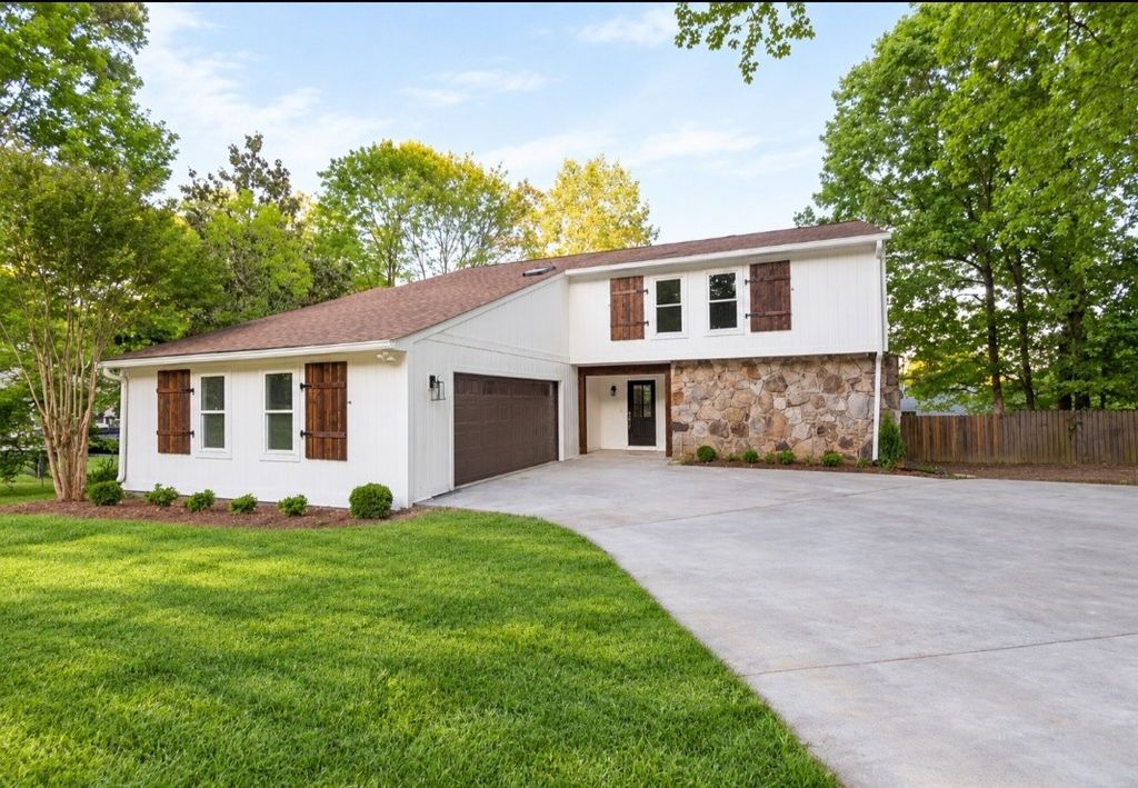 3250 Blueberry Hill Pl Nw, Cleveland