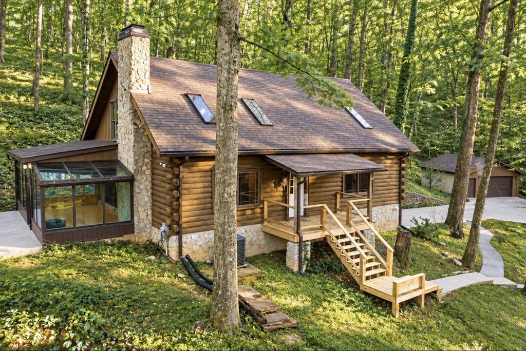 600 Hogans Branch Rd, Hendersonville