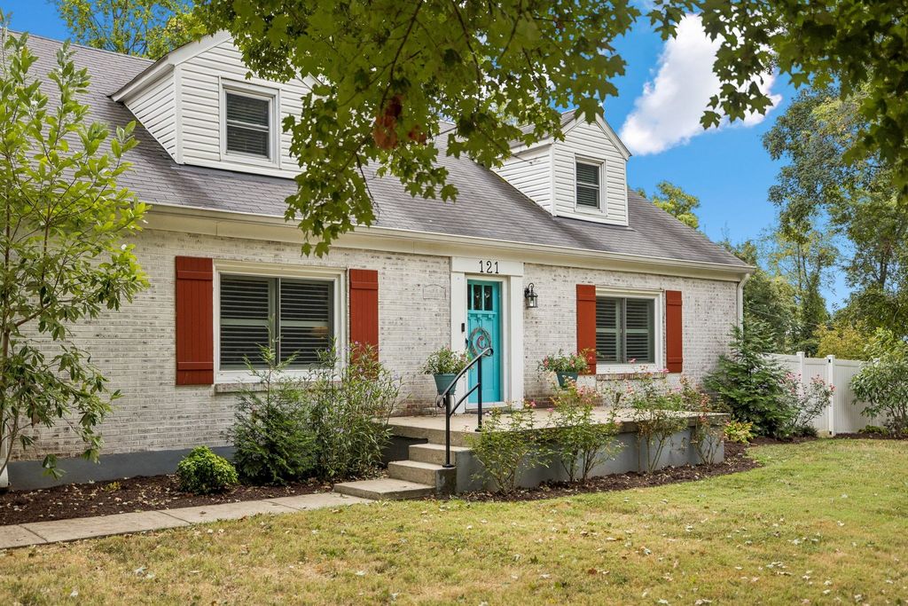 121 Park Cir, Columbia