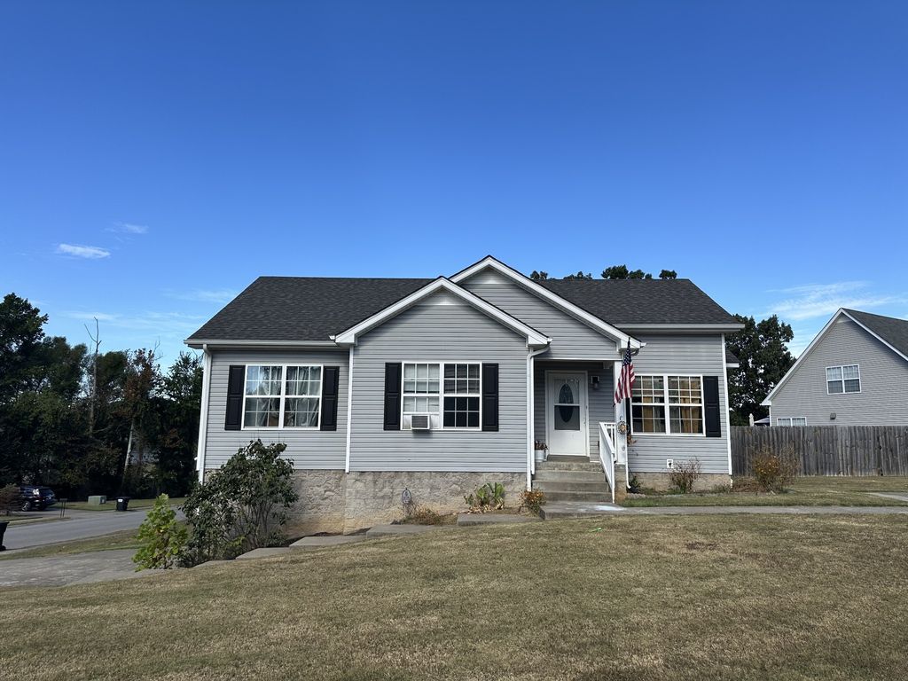 1697 Parkside Dr, Clarksville