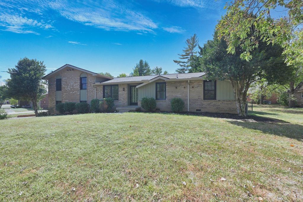 102 Paradise Dr, Hendersonville