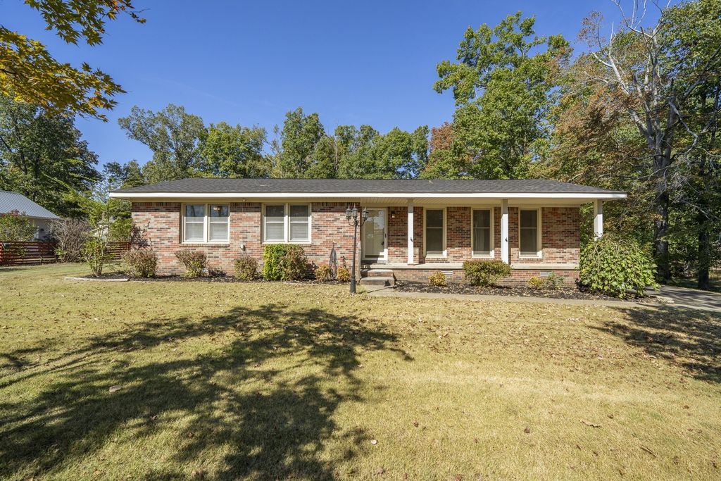 585 E End Dr, Savannah