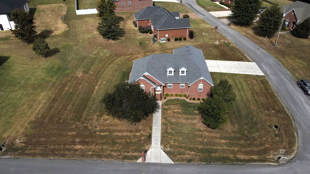95 Maple Dr, Woodbury