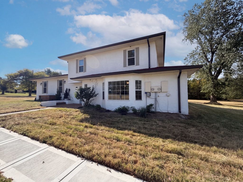 557 Peach Valley Rd, Gallatin