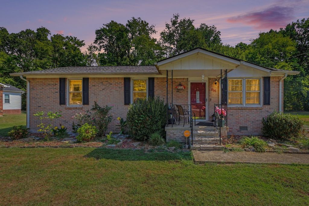 806 Hughes St, Spring Hill