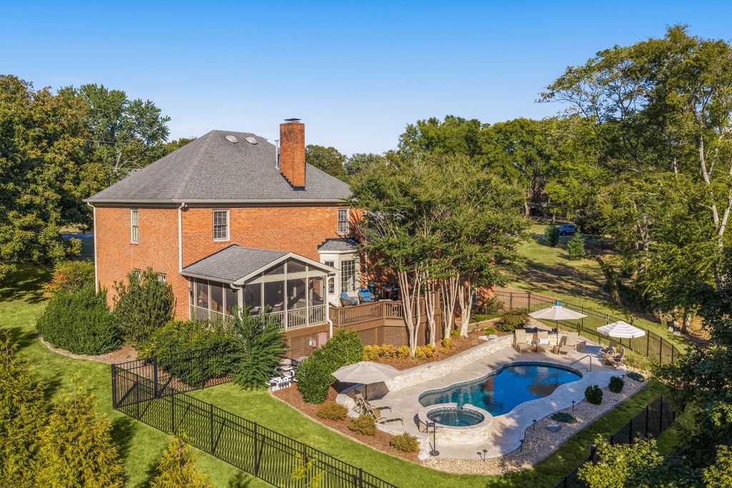 9223 Shawnee Trl, Brentwood