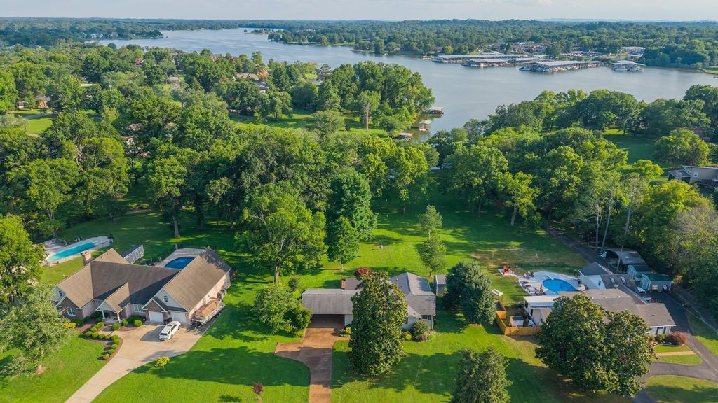 182 Cherokee Rd, Hendersonville