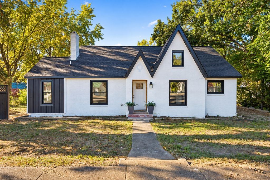 206 W Main St, Hohenwald
