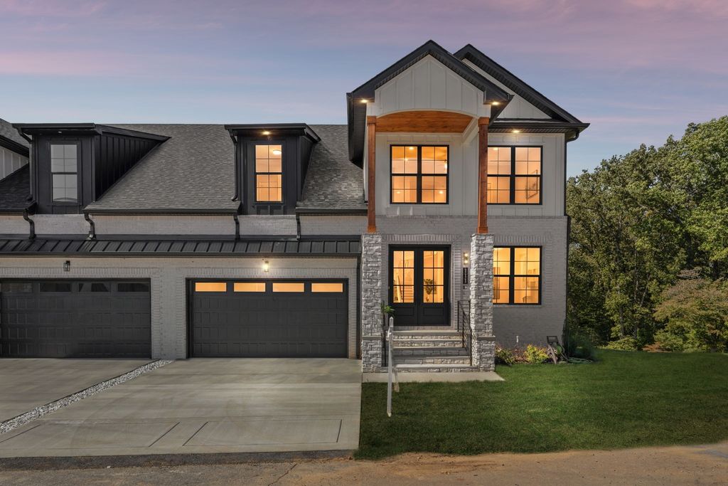 111 Fairway Dr, Clarksville