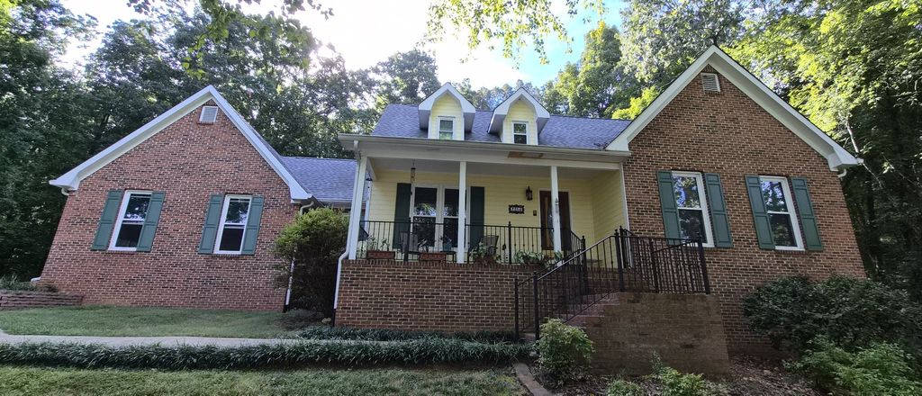 2254 Laurel Hills Dr Nw, Cleveland