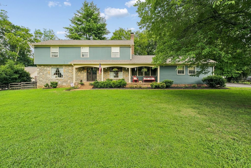178 Meadowlake Dr, Hendersonville