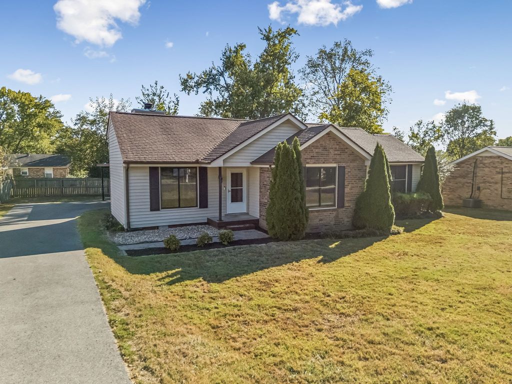 320 Raindrop Ln, Hendersonville