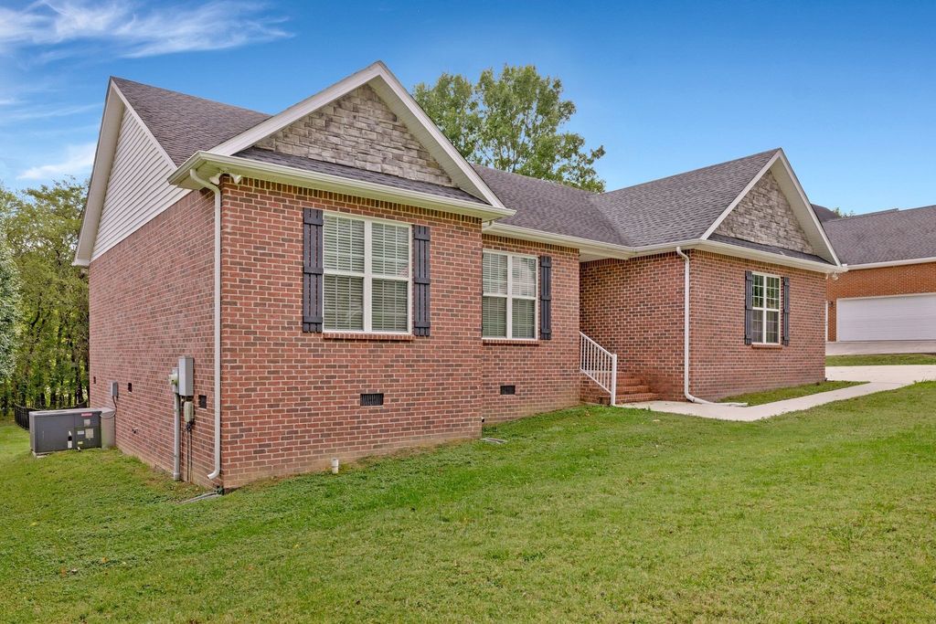 102 Bradford Way, Woodbury
