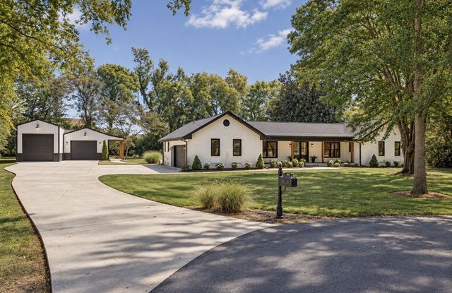 301 Rosebrook Dr, Gallatin