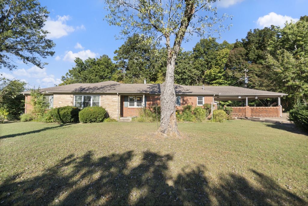 1429 Highway 100, Centerville