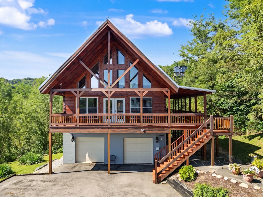 920 Cedar Ln W, Gatlinburg