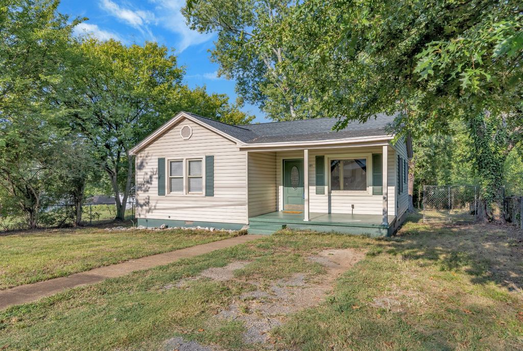 825 Lang St Ne, Cleveland