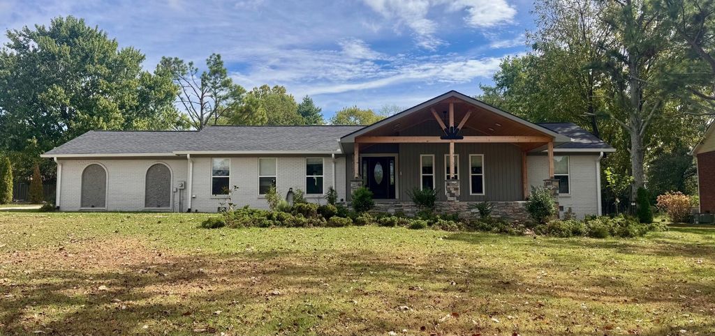 1037 S Brookside Dr, Gallatin