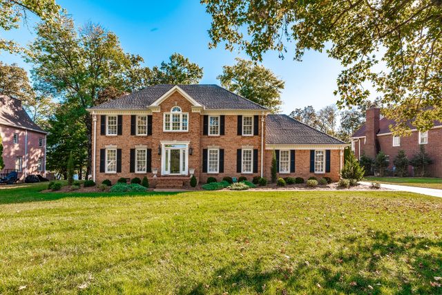 214 Woodlake Dr, Gallatin
