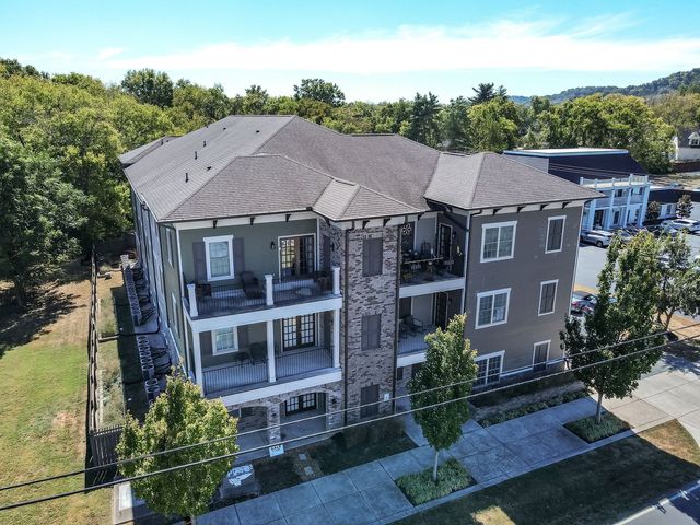 1319 W Main St 207, Franklin