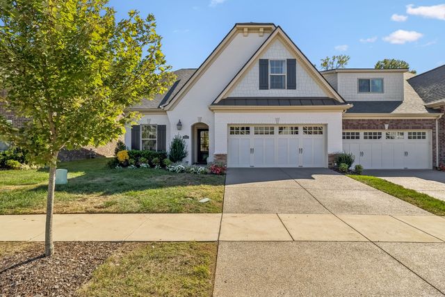 911 Cherry Grove Dr, Hendersonville